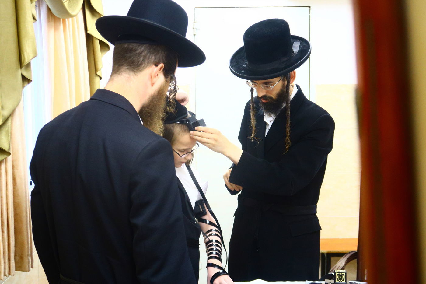 ה'ממשיך' מזוועהיל הניח תפילין לבן אחד מחסידיו