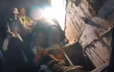 כך חילצו הכבאים פועל ששבר רגל בעת חפירות מתחת למבנה