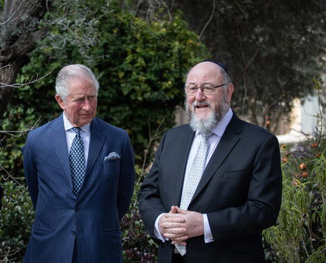 המלך החדש עם רבה של בריטניה