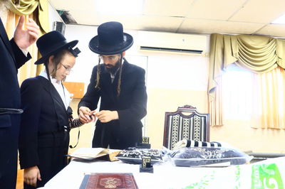 ה'ממשיך' מזוועהיל הניח תפילין לבן אחד מחסידיו