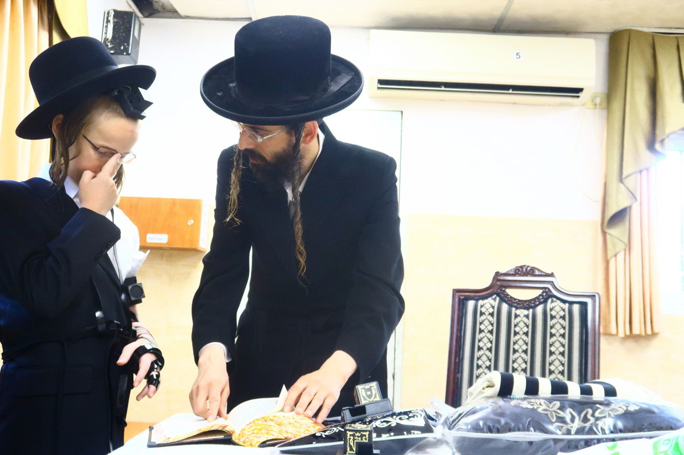 ה'ממשיך' מזוועהיל הניח תפילין לבן אחד מחסידיו