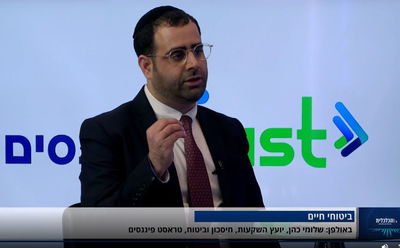 מומחה 'טראסט פיננסים' מר שלומי כהן משוחח עם משה מנס על תחומי מומחיותו
