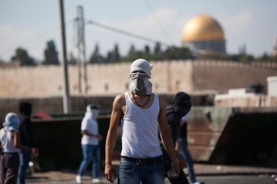 המחבלים הורשעו: יידו אבנים וריססו גז מדמיע בדרך לכותל