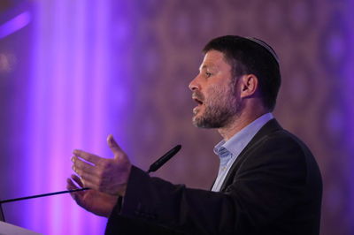 גנץ מילא פיו מים. סמוטריץ בוועידת כיכר