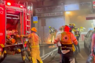 12 לכודים חולצו מתוך בניין מגורים בוער בראשון לציון