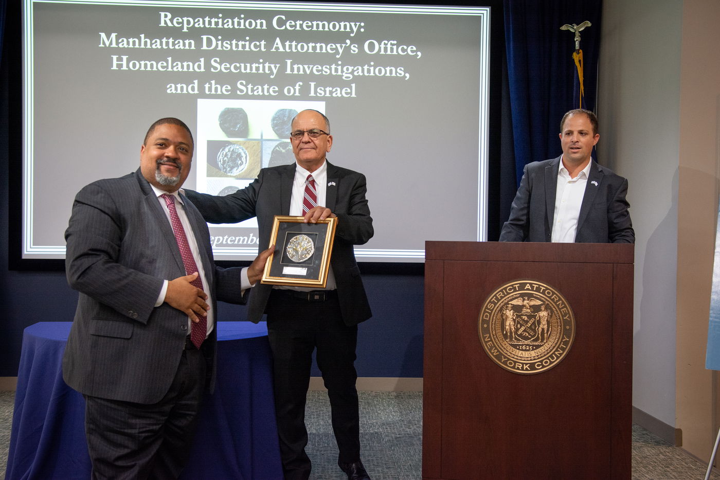 מימין לשמאל - המפקח על הסחר בעתיקות אילן חדד מנהל רשות העתיקות אלי אסקוזידו והתובע המחוזי של מנהטן אלווין בראג