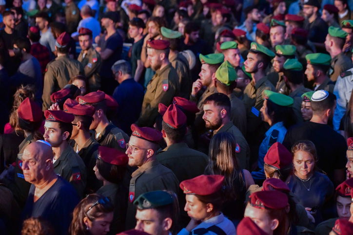 קהל המונים בהלוויה