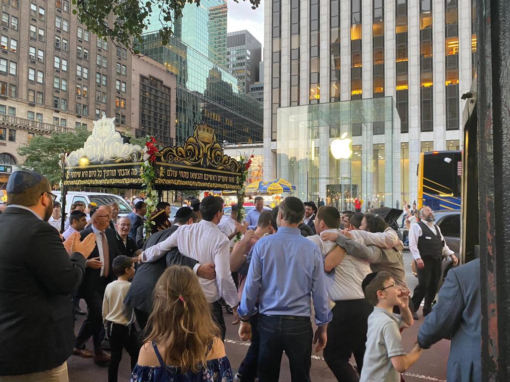 ספר תורה הוכנס לבית הכנסת שכל מנהטן מדברת עליו