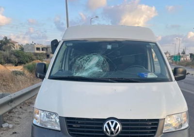 שמשת רכב ההסעות מנותצת