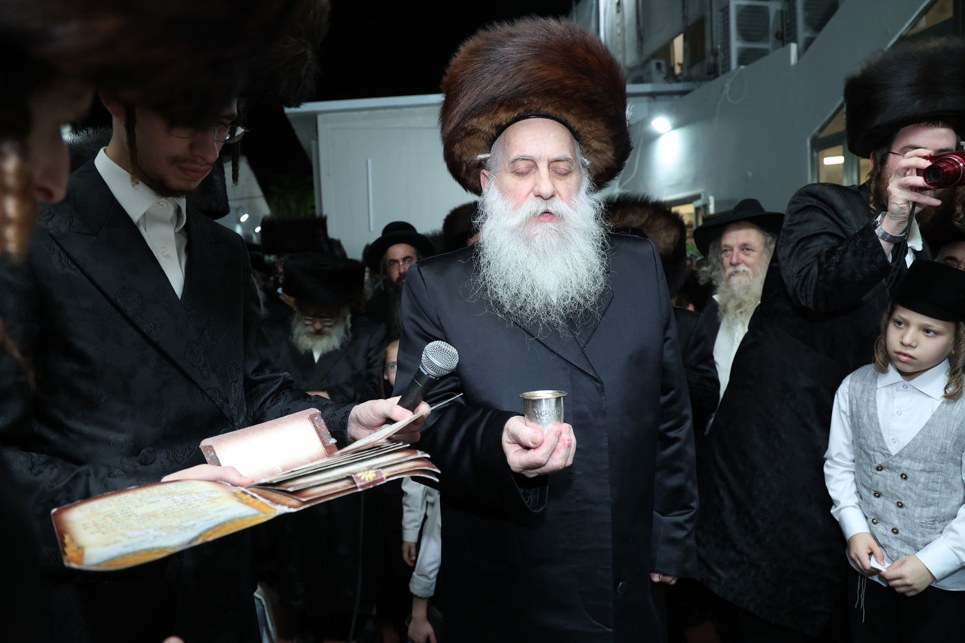 תיעוד: שמחת החתונה לנין האדמו"ר ממשכנות הרועים