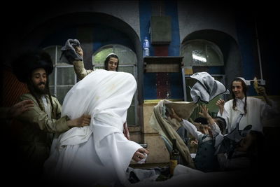 תמונת השבוע: מנהג השלכת מגבות על החתן