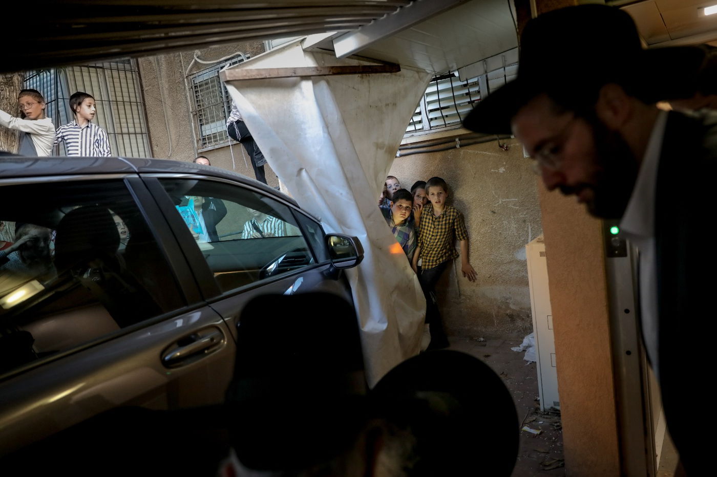 זר לא יבין זאת: כשילדי בני ברק הצטופפו להתברך מחברי המועצת