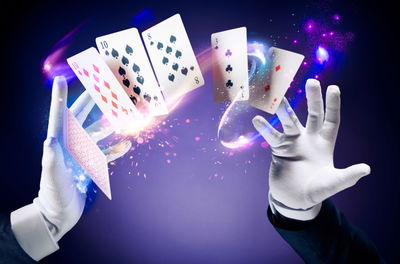 הקסמים נחשפים: יוני לחמי חושף קסם מיוחד עם קלפים