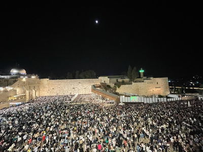 חָטָאנוּ לְפָנֶיךָ: רבבות במעמד סליחות ברחבת הכותל המערבי
