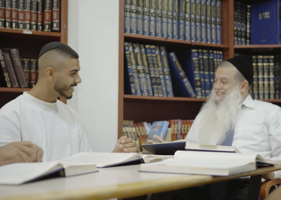 הרב יגאל כהן מארח את שילה בן סעדון בסינגל חדש: "מי צייר לך קווים ביד"