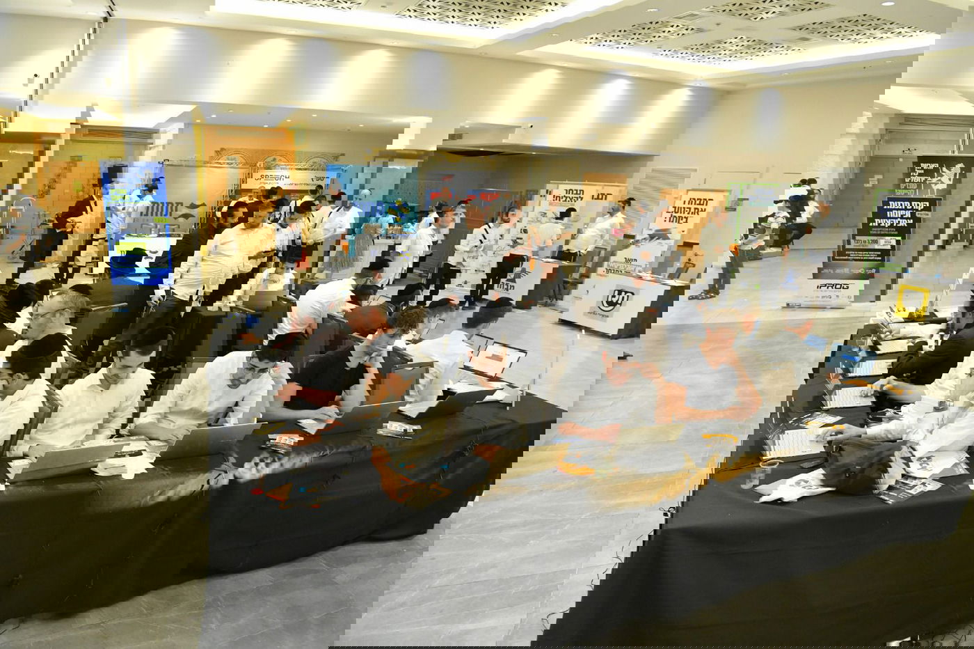 עמדת האבחונים ביריד של מרכז כיוון