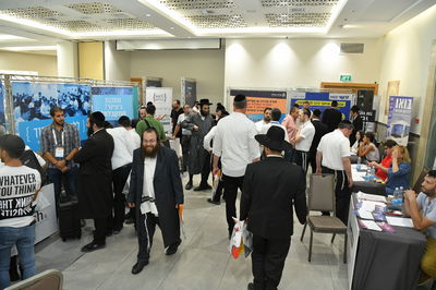 מאות גברים השתתפו ביריד לימודים ותעוסקה