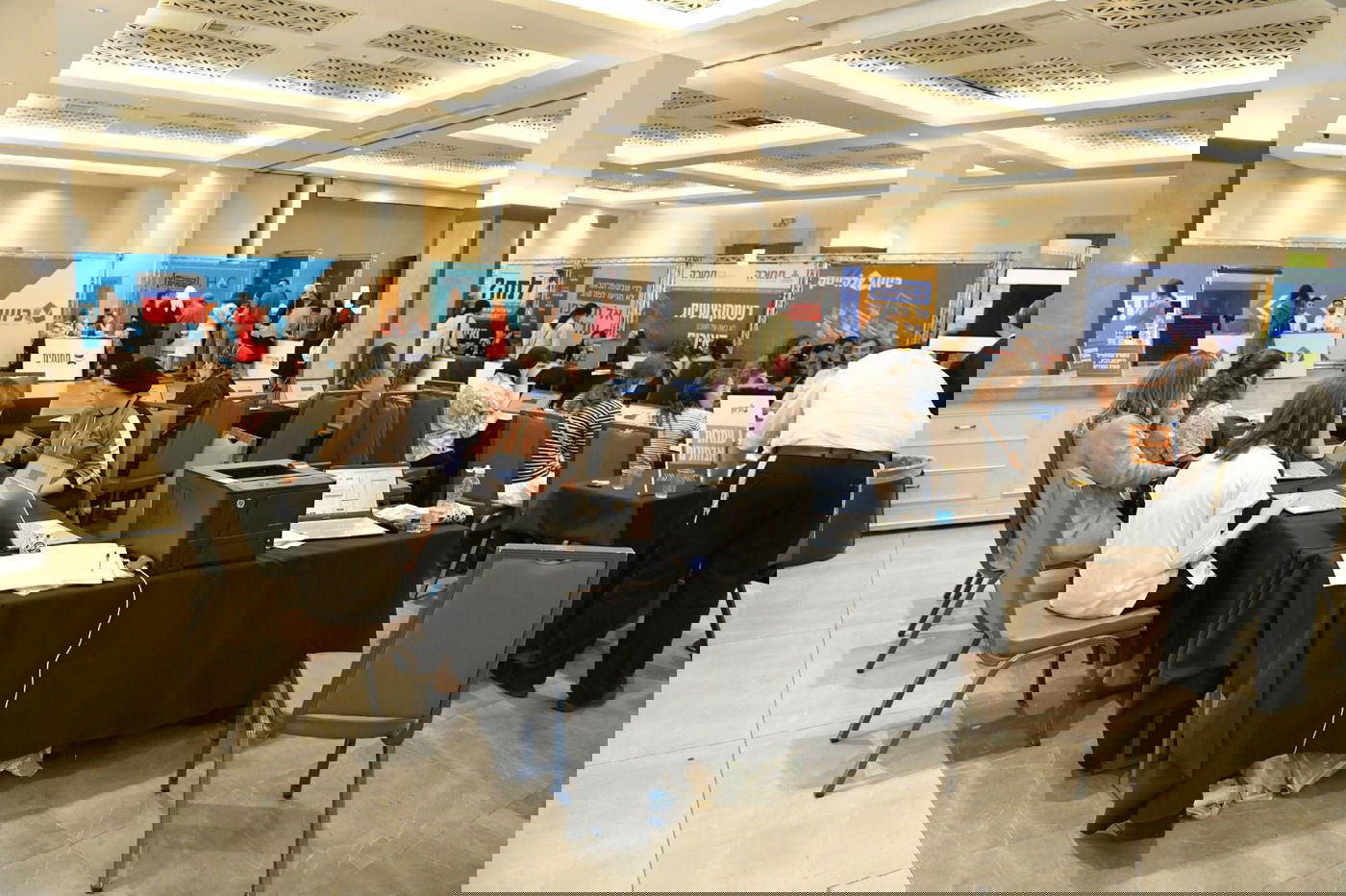 מאות משתתפות ביריד