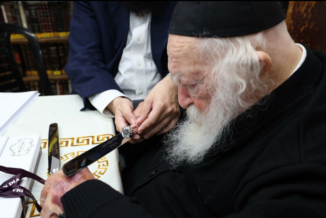 סגולת היום הנעלה, להתחדש בסכין כסף חדה מידי שנה, לסימנא מילתא לשפע רב בפרנסה כל השנה כולה בסוד החות"ך חיים