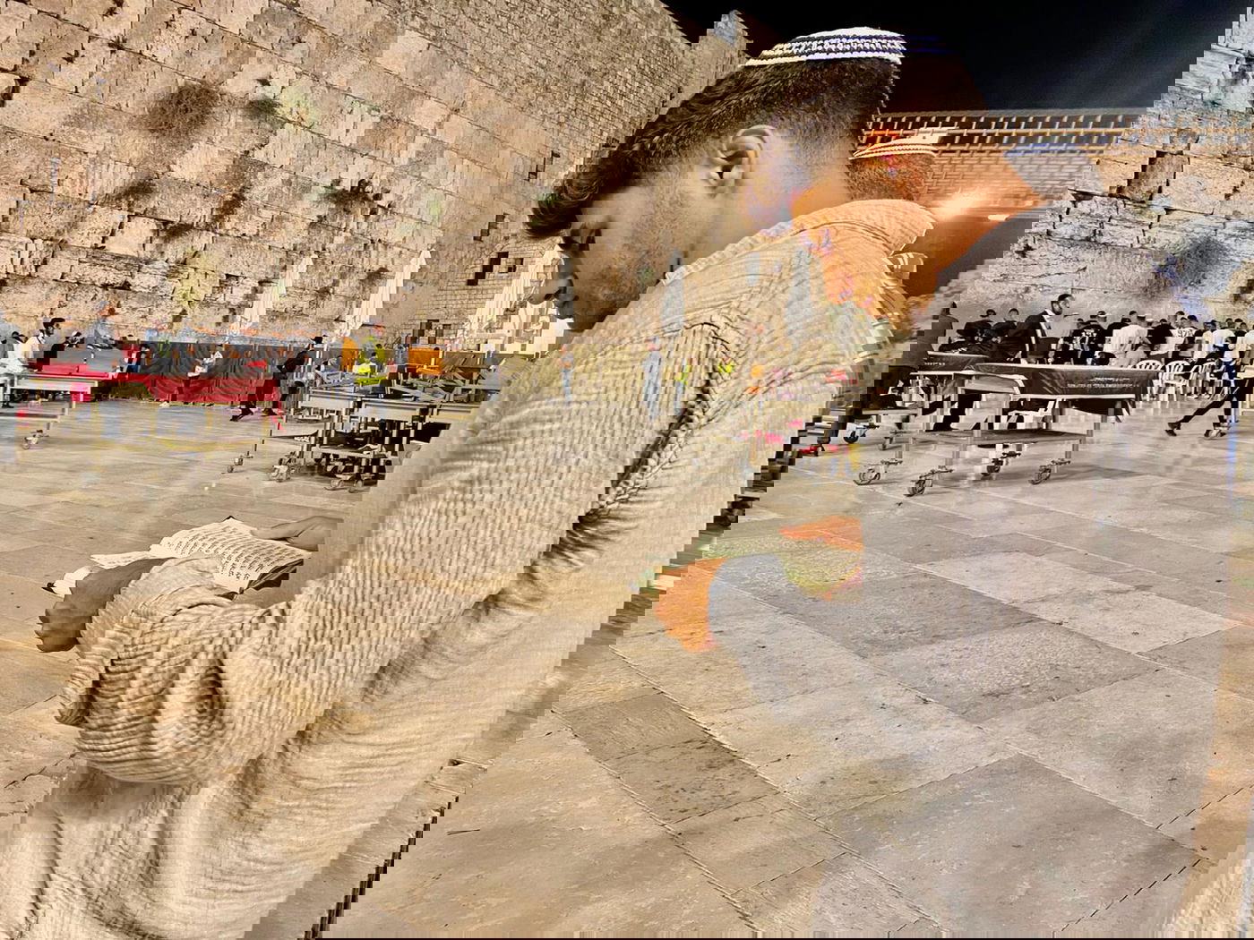 חצות לילה בכותל: השחקן בר ברימר ביקש סליחה