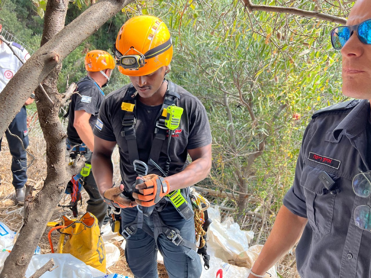 כך חולץ פועל שנפל לעומק 20 מטרים בוואדי | תיעוד