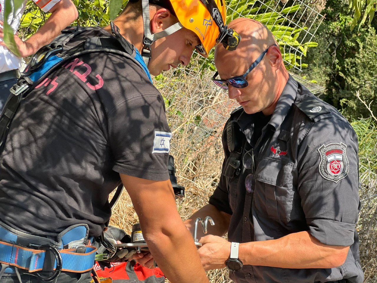 כך חולץ פועל שנפל לעומק 20 מטרים בוואדי | תיעוד