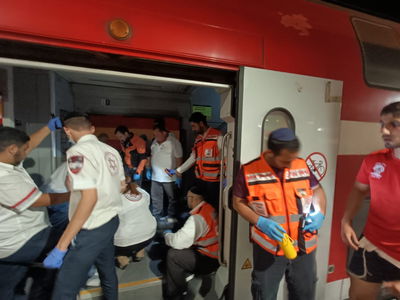 צעיר במצב קשה: קפץ מגג לגג ונתקל בכבל חשמלי של הרכבת