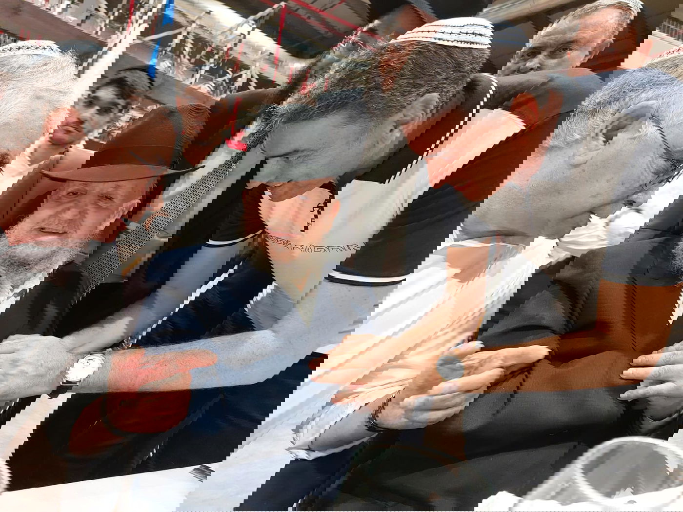 תיעוד: הגר"מ מאזוז במסע חיזוק בדרום הארץ