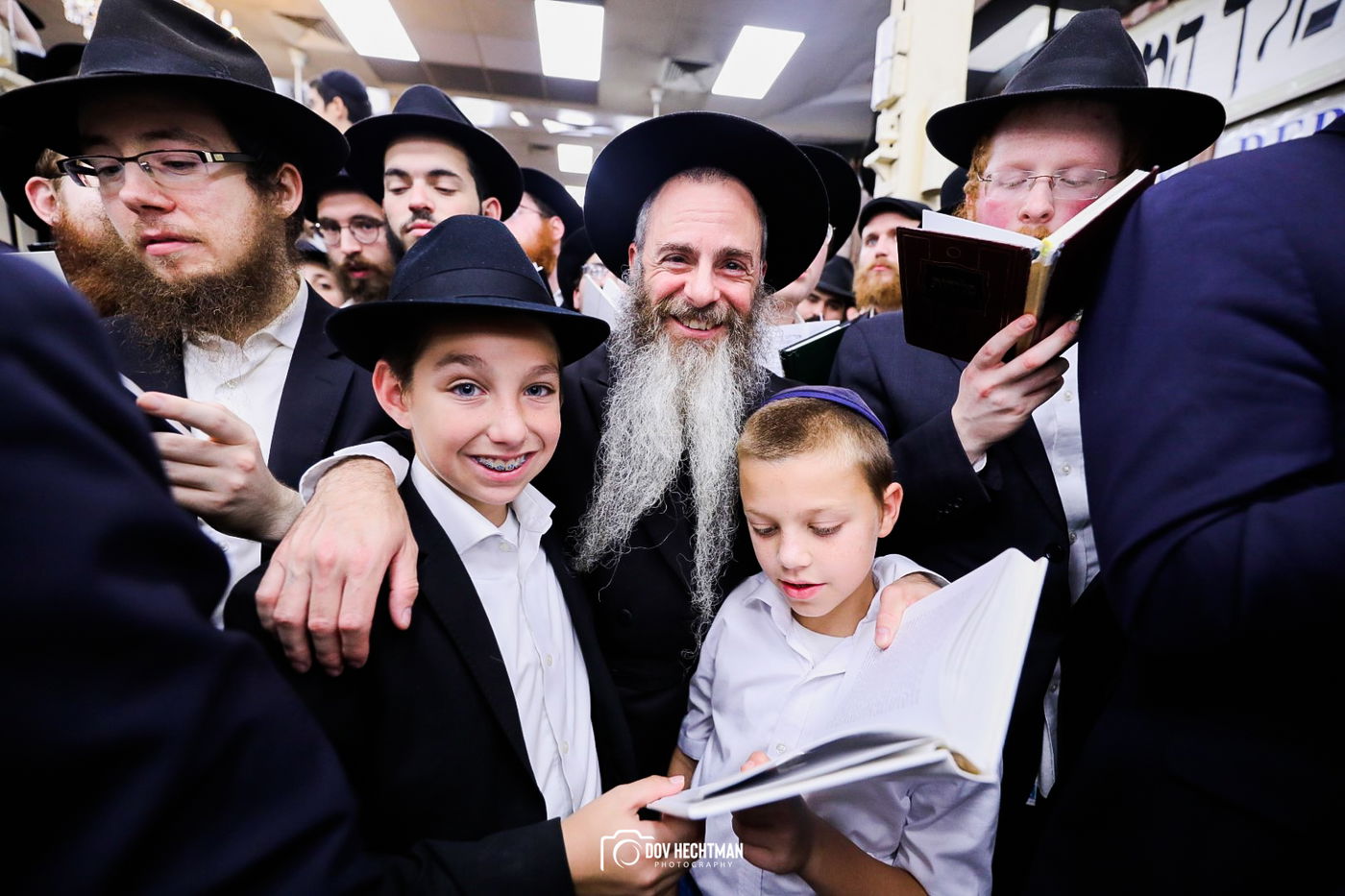 תיעוד מרהיב: אלפים מכל העולם בסליחות במרכז חב"ד 770