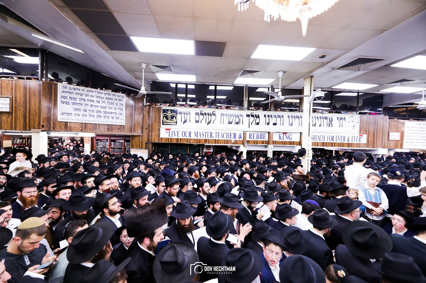 תיעוד מרהיב: אלפים מכל העולם בסליחות במרכז חב"ד 770