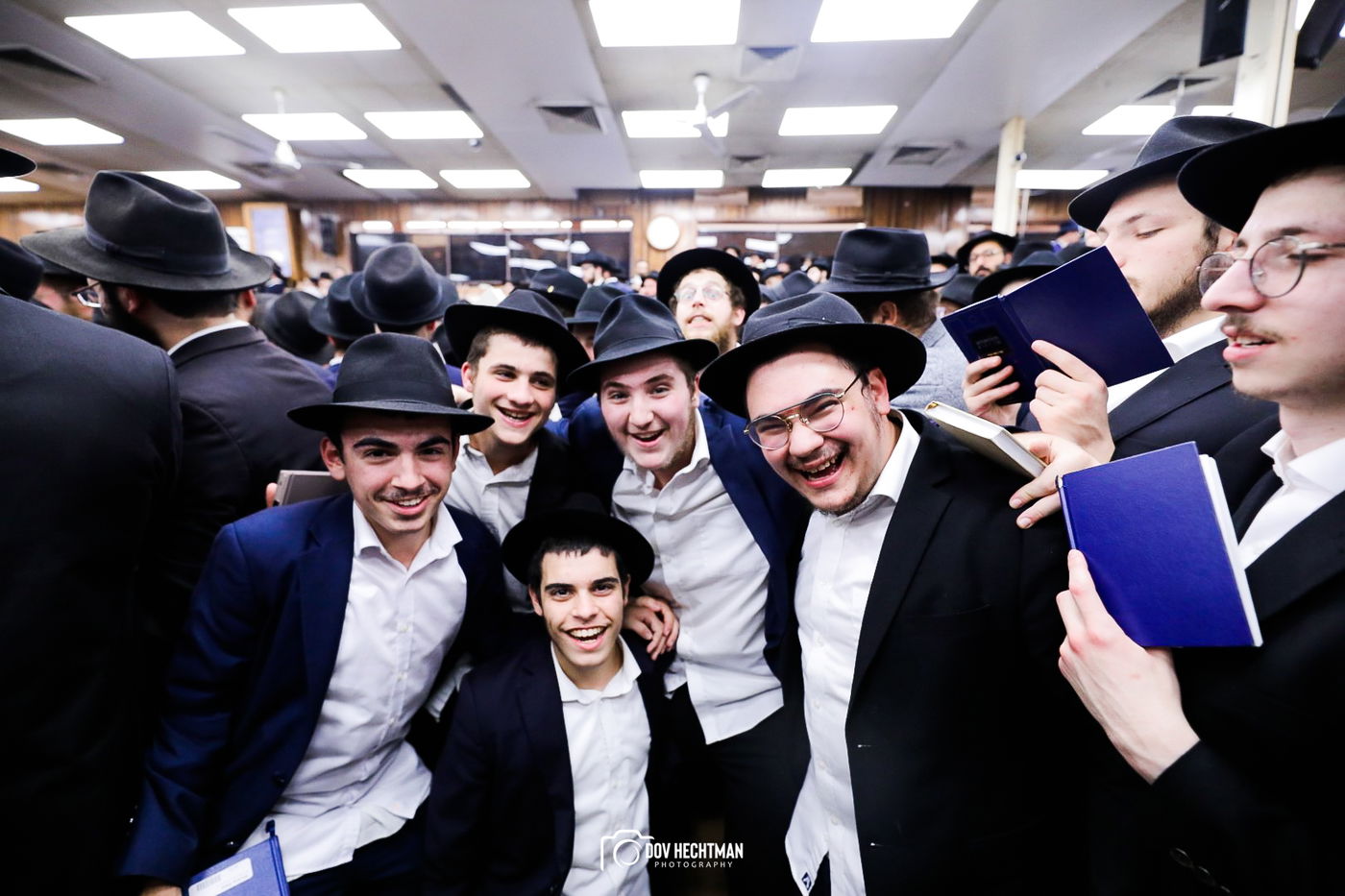 תיעוד מרהיב: אלפים מכל העולם בסליחות במרכז חב"ד 770