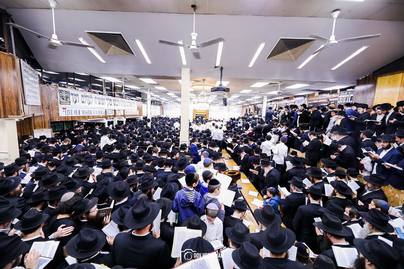 תיעוד מרהיב: אלפים מכל העולם בסליחות במרכז חב"ד 770