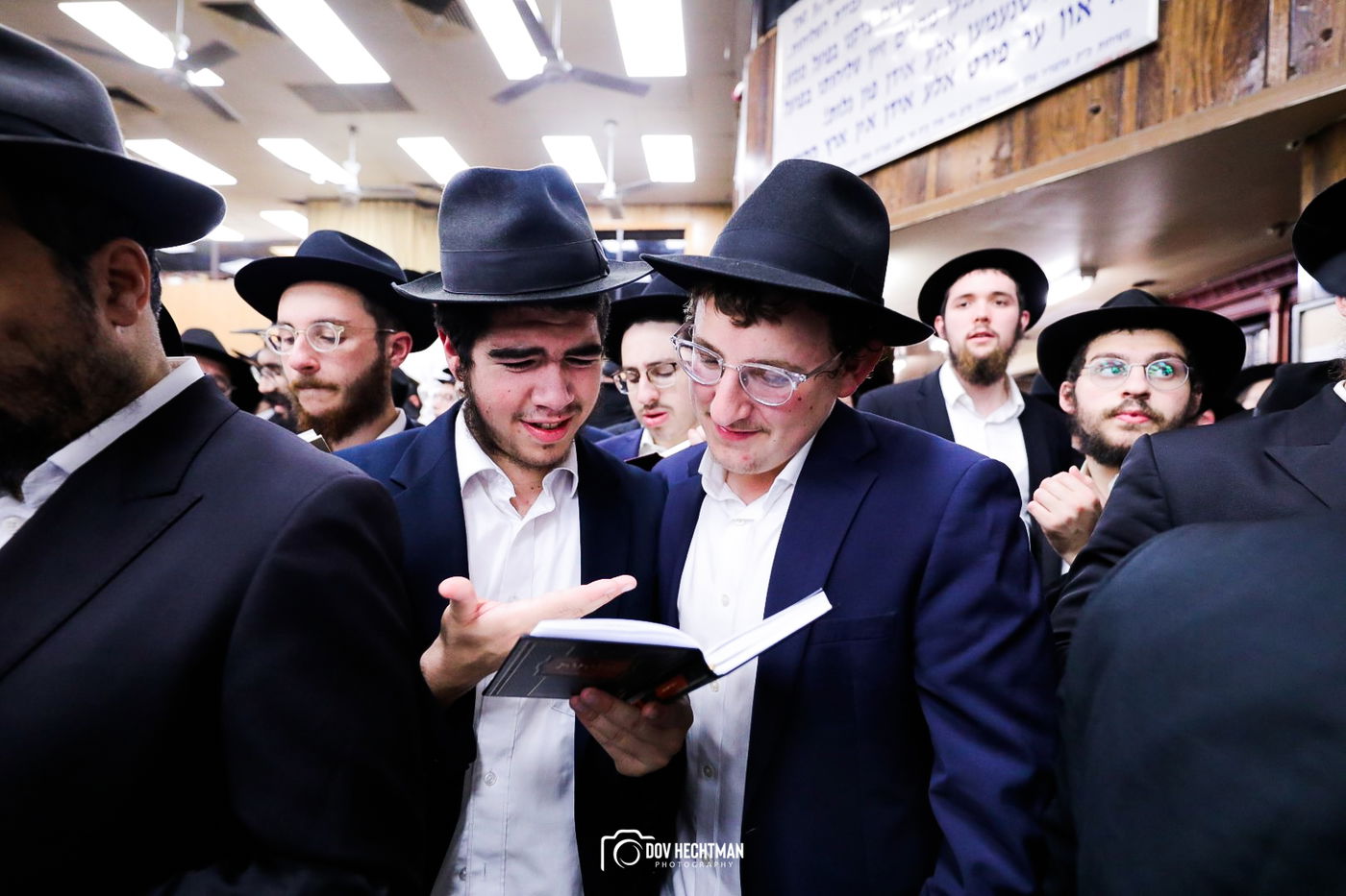 תיעוד מרהיב: אלפים מכל העולם בסליחות במרכז חב"ד 770