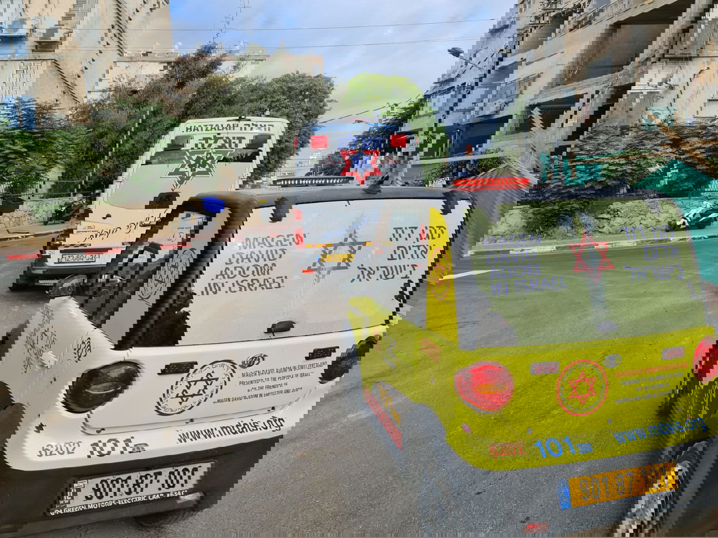 כוחות הצלה בסמוך לבית המשפחה