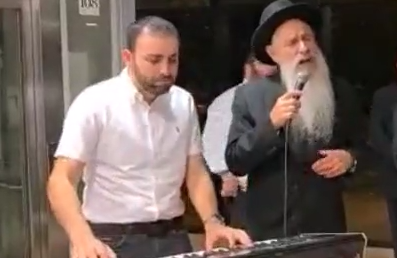 לקראת ראש השנה: מרדכי בן דוד ריגש בבית החולים