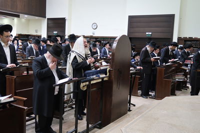 הגראי"ה קוק עובר לפני התיבה