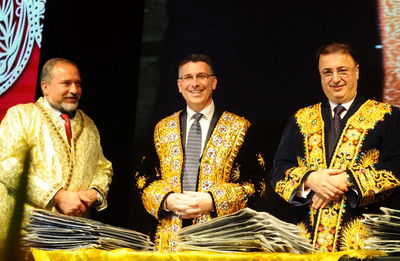 לב לבייב (מימין) ב-2013 עם סער וליברמן