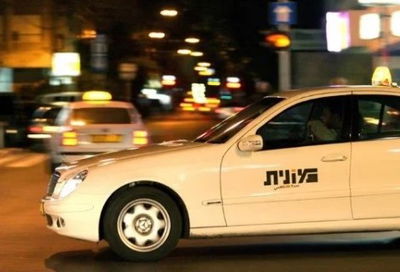 מונית בנסיעה. אילוסטרציה