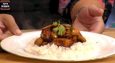 סלמון מוקפץ עם אורז ופטריות שסוגר פינות