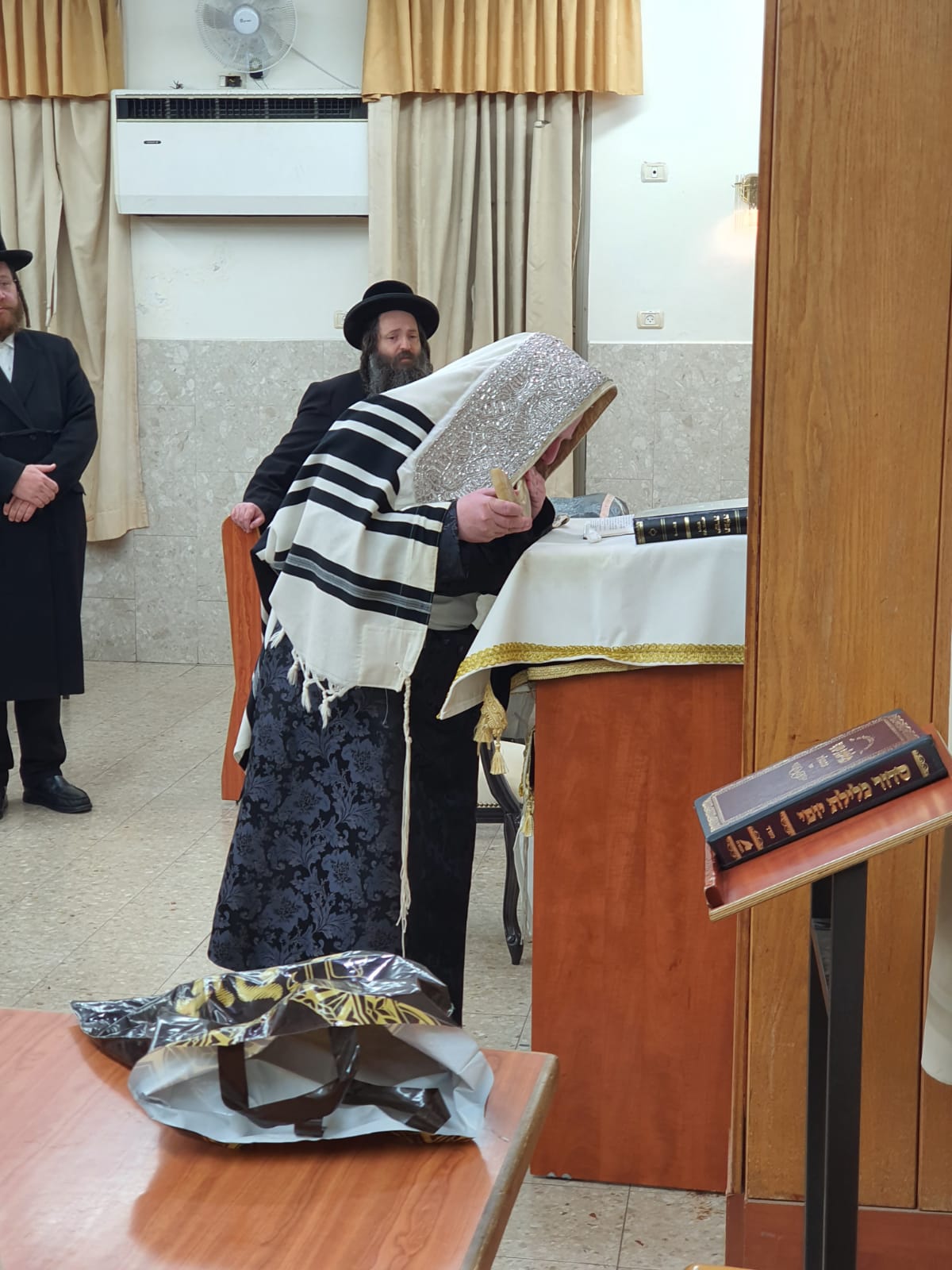 הכנה ליום הדין: הרבי ממיאלען התפלל בקברי צדיקים