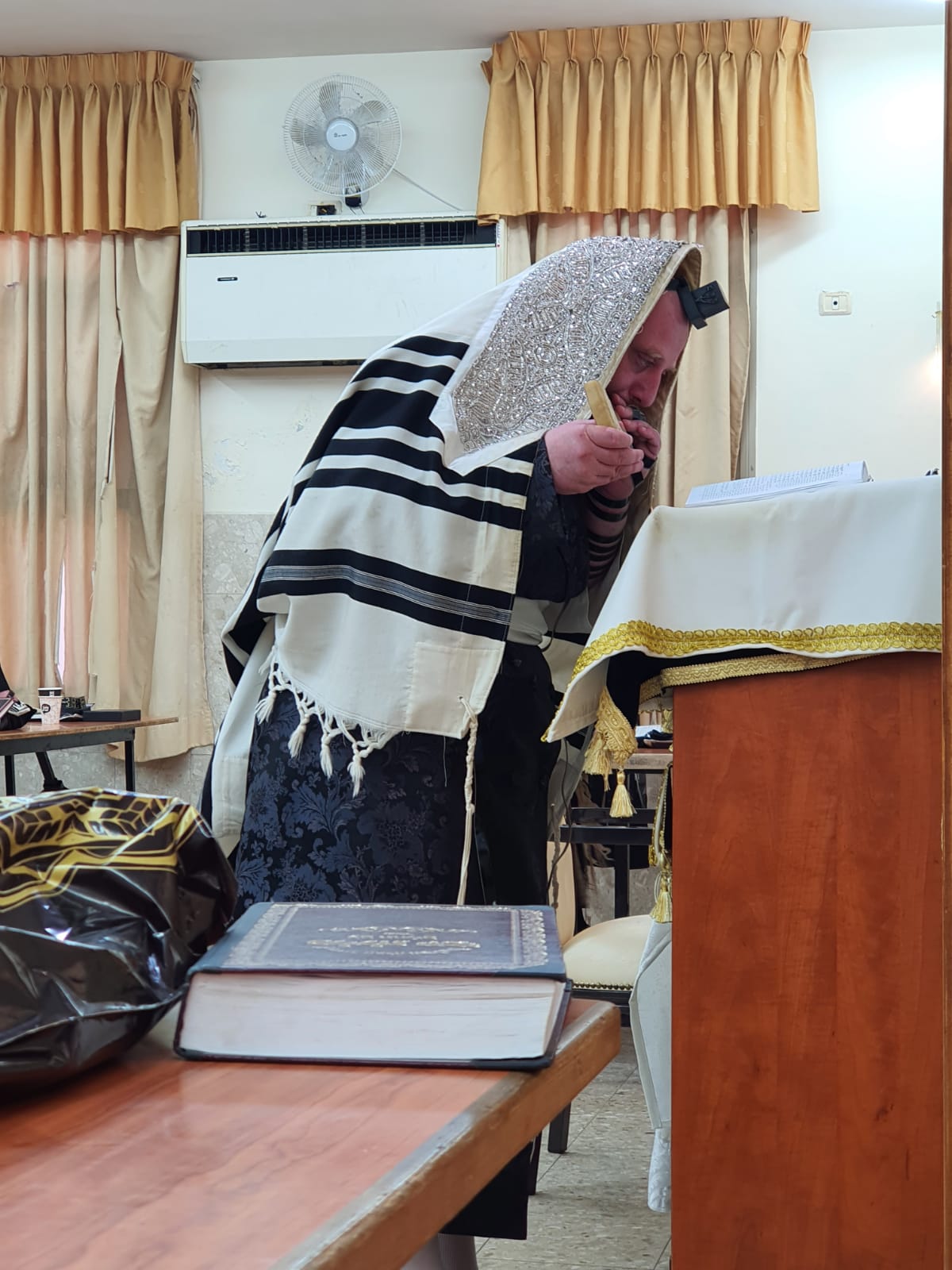 הכנה ליום הדין: הרבי ממיאלען התפלל בקברי צדיקים