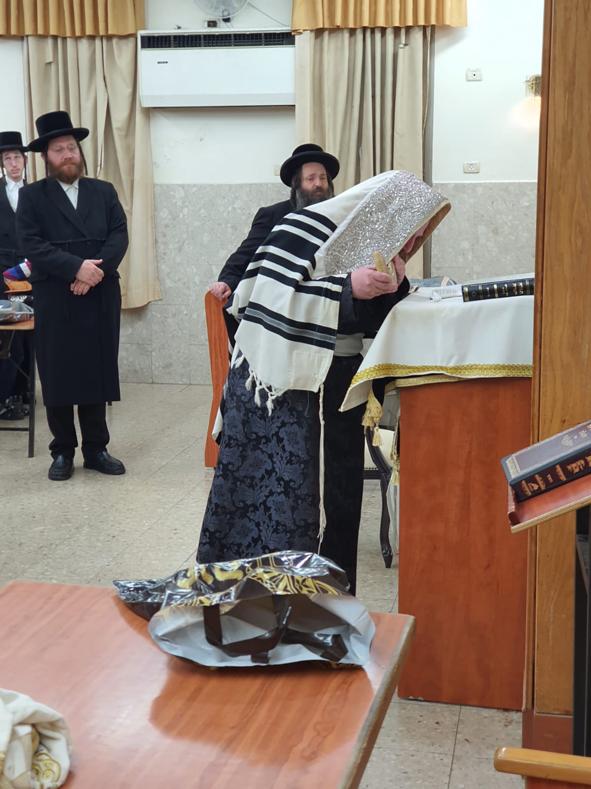 הכנה ליום הדין: הרבי ממיאלען התפלל בקברי צדיקים