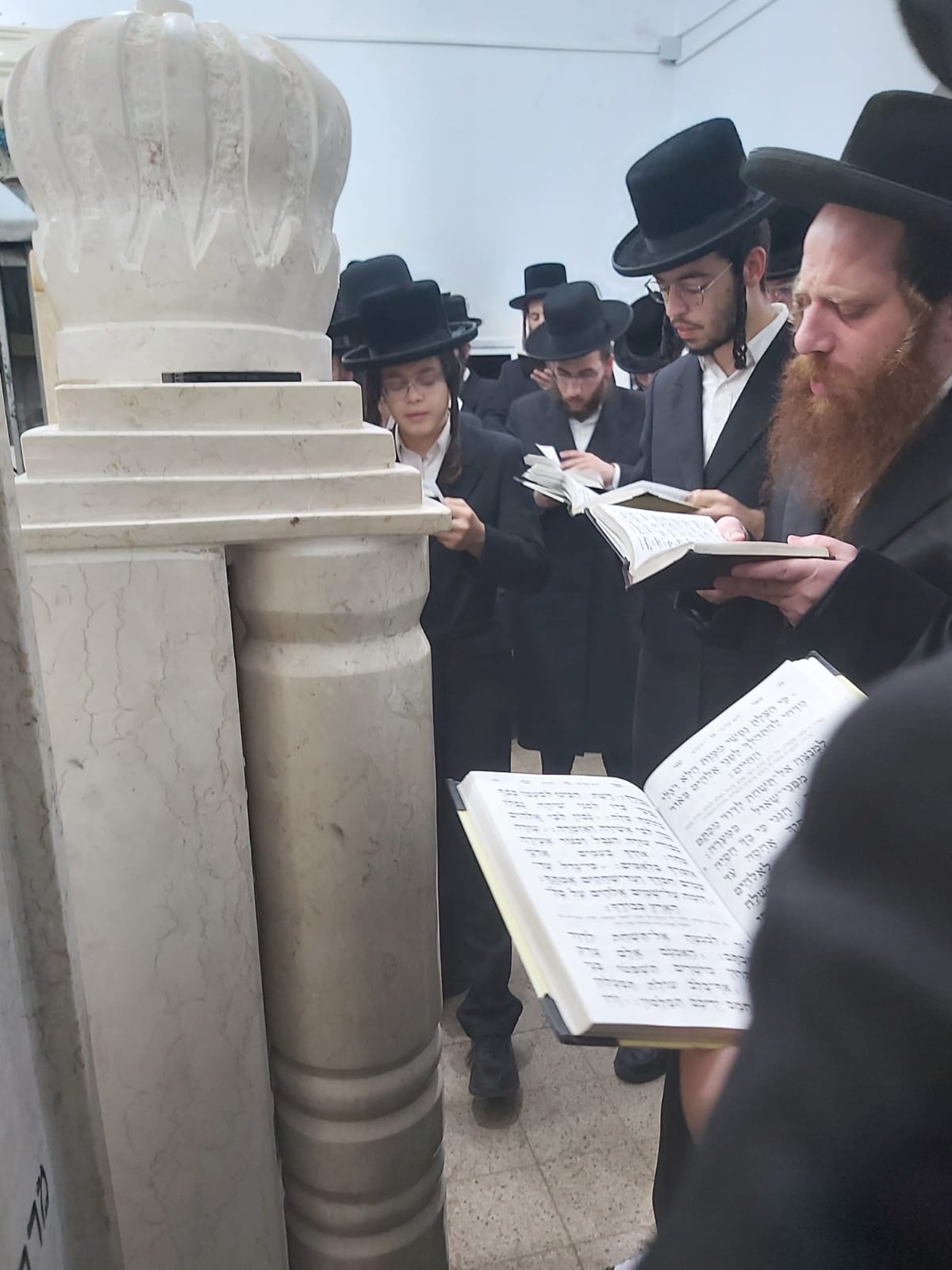 הכנה ליום הדין: הרבי ממיאלען התפלל בקברי צדיקים