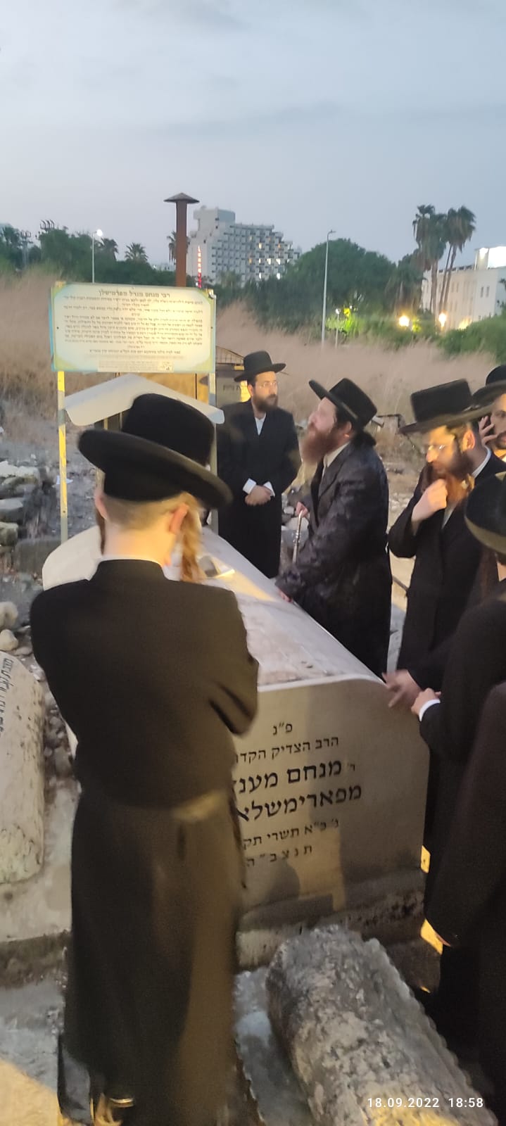 הכנה ליום הדין: הרבי ממיאלען התפלל בקברי צדיקים