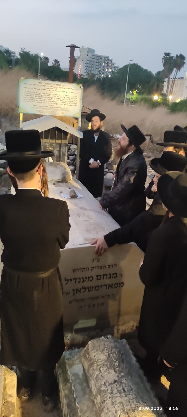 הכנה ליום הדין: הרבי ממיאלען התפלל בקברי צדיקים