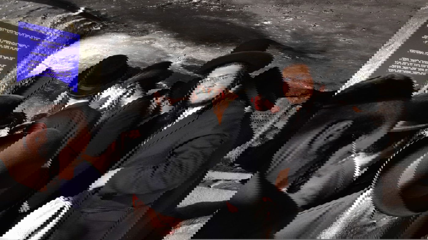 הכנה ליום הדין: הרבי ממיאלען התפלל בקברי צדיקים