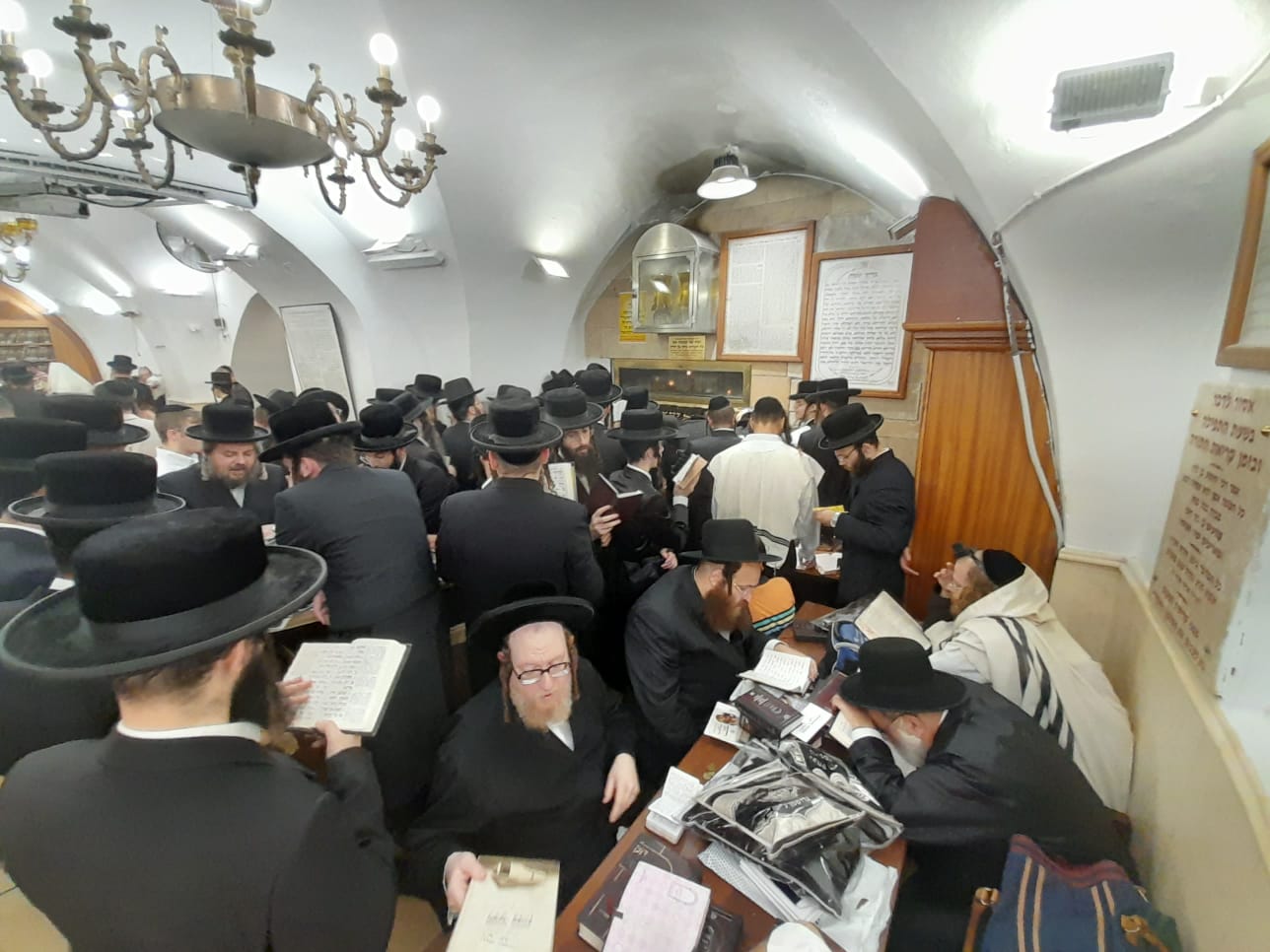 הכנה ליום הדין: הרבי ממיאלען התפלל בקברי צדיקים