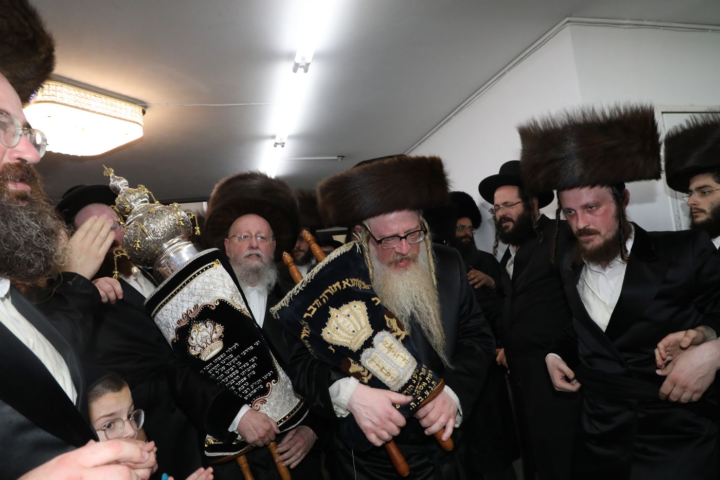 בני ברק: הכנסת ספר תורה לביהמ"ד דראהביטש