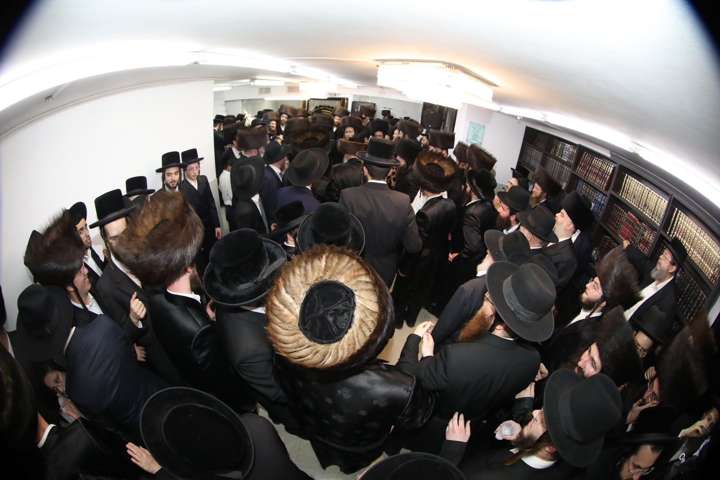 בני ברק: הכנסת ספר תורה לביהמ"ד דראהביטש