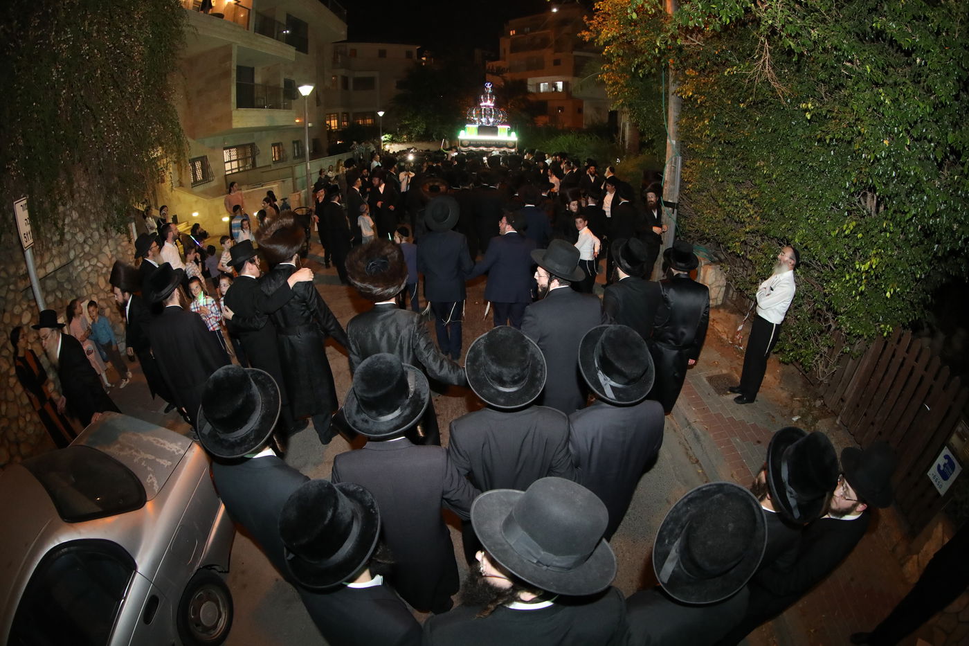 בני ברק: הכנסת ספר תורה לביהמ"ד דראהביטש